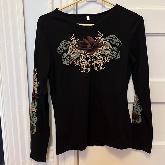 Longs-sleeve Graphic 90’s Top with flower detail - Picture 3 of 5
